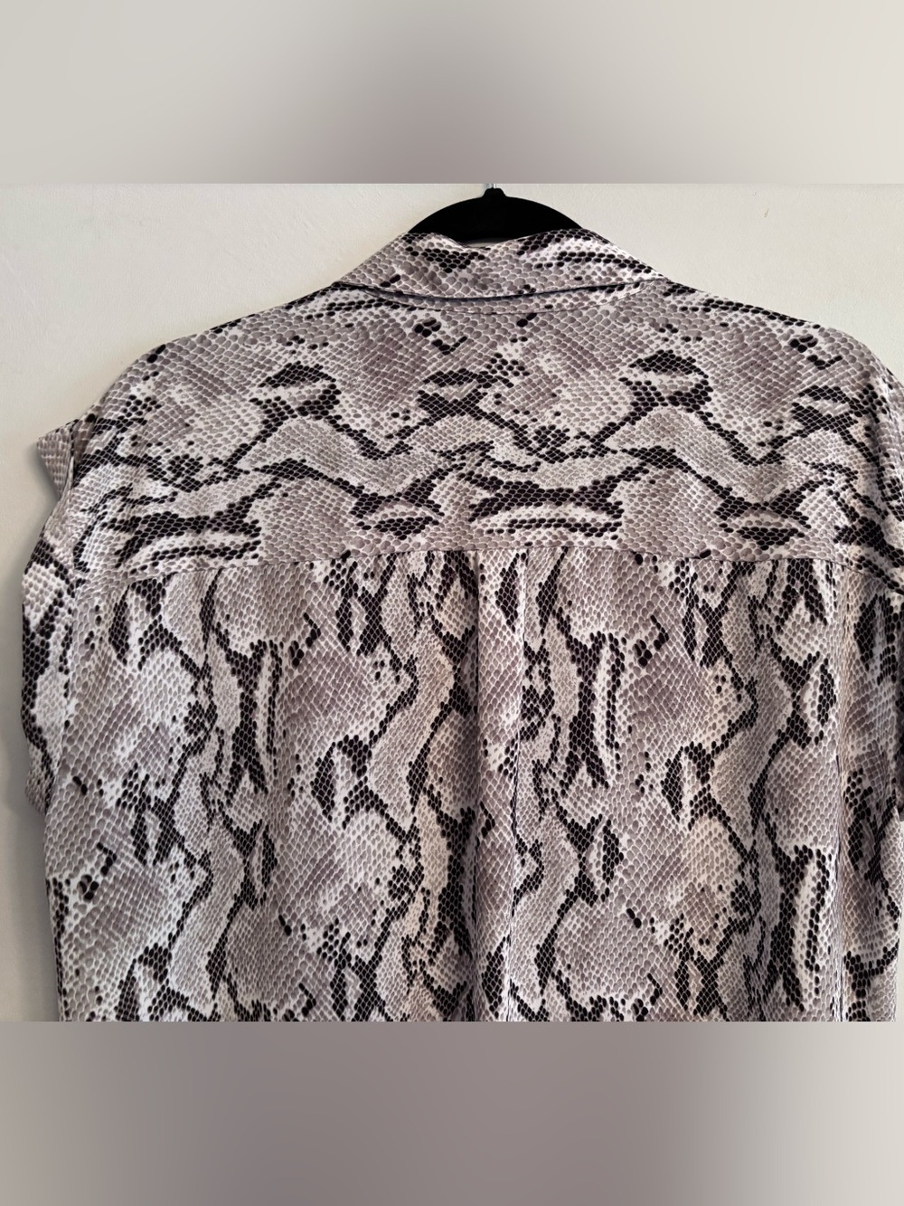 Express Snake-Print Short Sleeve Blouse - Picture 6 of 7